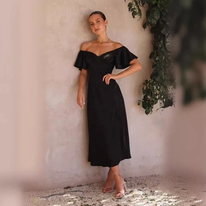 Robe midi noire à épaules dénudées avec manches à volants et texture soyeuse en studio chic