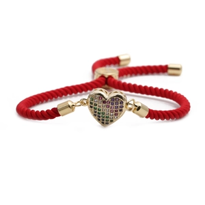 Bracelet tressé rouge ajustable avec pendentif cœur en zircon arc-en-ciel plaqué or