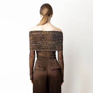 Vue arrière du haut léopard à épaules dénudées avec tissu froncé et pantalon large