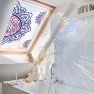 Film de fenêtre mandala arc-en-ciel créant des reflets colorés dans une salle de bain