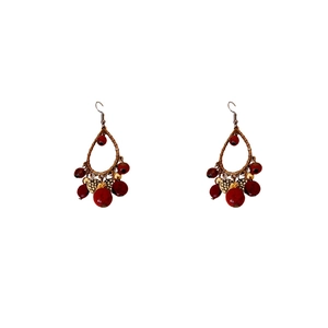 Boucles d'oreilles bohèmes vintage avec cadres en bronze et perles rouges en gouttes