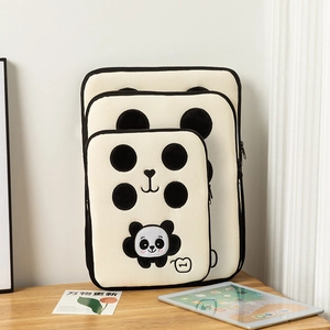 Tre dimensioni di custodie imbottite per laptop panda con ricami e morbido tessuto antiurto
