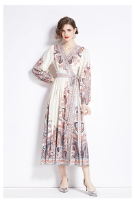Vollansicht der langärmeligen Paisley-Print-Kleid mit V-Ausschnitt und Taillenband