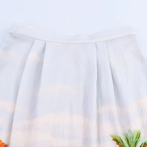 Gros plan détaillé sur l'imprimé tropical et le tissu plissé de la jupe taille haute