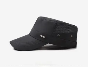 Detail der dunkelgrauen Military Cap mit atmungsaktivem Mesh und seitlichem Metall-Emblem