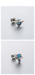 Detail von Titanstahl-Ohrsteckern mit blauem Zirkonia-Herz und Saturn-Designs
