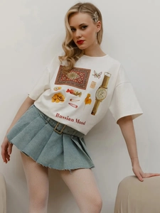 Λεπτομέρεια λευκού βαμβακερού T-shirt με τύπωμα Russian Mood και μπλε τζιν φούστα