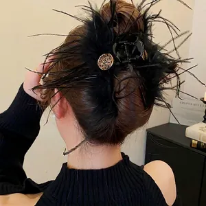 Pince à cheveux élégante avec plumes noires et accents de cristal sur cheveux