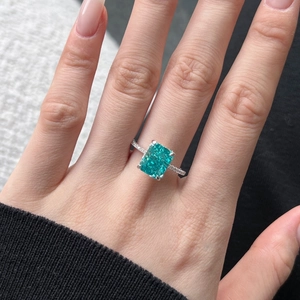 Dettaglio anello in argento S925 con gemma blu rettangolare e diamanti incastonati