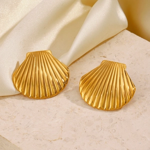 Boucles d'oreilles en acier inoxydable doré 18 carats sur fond de soie et de marbre