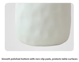 Détail du socle en céramique mate avec coussinets antidérapants pour la table