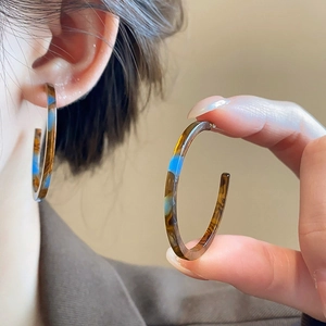 Vintage resin C-shaped hoop earrings with tortoise texture and blue accents for women