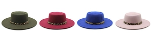 Détail de chapeaux en feutre avec rubans léopard déclinés en quatre couleurs vives
