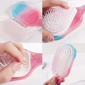 Brosse à cheveux pailletée dégradée rose et bleu avec des motifs célestes dorés