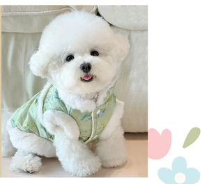 Detalle del chaleco de invierno verde claro para mascotas con motivos florales y piel sintética