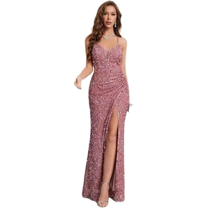 Robe de soirée moulante à paillettes roses avec fines bretelles et fente haute sexy