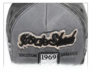 Nahaufnahme der RockShark-Stickerei und Used-Nähte auf einer grauen gewaschenen Baseballkappe
