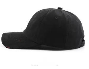 Seitenansicht der schwarzen Baseballkappe im Vintage-Look mit ausgefranster Krempe