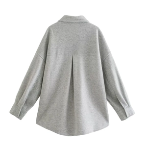 Vue arrière d'une veste en flanelle grise oversize avec épaules tombantes et pli au dos