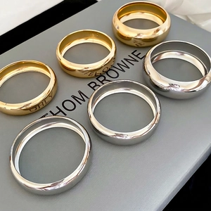 Lot de six bracelets joncs géométriques polis en or et argent avec finition miroir