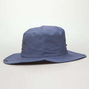 Détail d'un chapeau bob bleu avec œillets d'aération métalliques et texture de toile