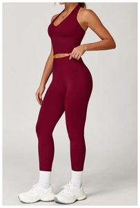 Detail eines weinroten Yoga-Sets mit Neckholder-Sport-BH und Leggings mit hoher Taille
