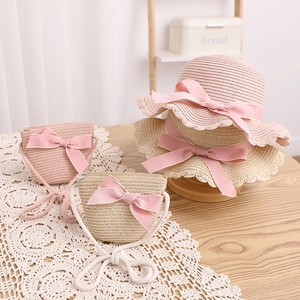 Ensemble chapeau et sac en paille pour enfants avec nœuds roses et bordure ondulée chic