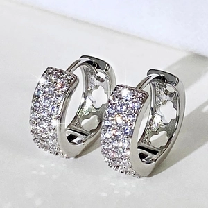 Créoles luxueuses en argent avec micro-pavage en zircone et motif trèfle ajouré