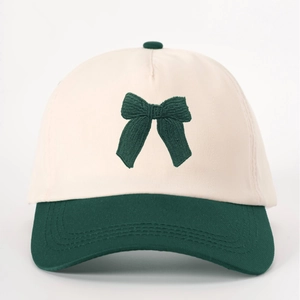 Berretto da baseball regolabile beige e verde con un delicato fiocco ricamato sul davanti
