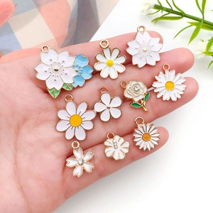 Handheld assorted white daisy and rose flower charms for DIY jewelry making