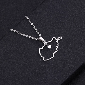 Vue macro du collier pendentif contour carte de l'Afghanistan en acier sur fond sombre
