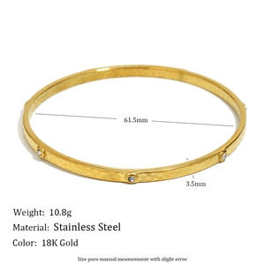 18K gold-plated stainless steel bangle featuring hammered texture and zircon stones
