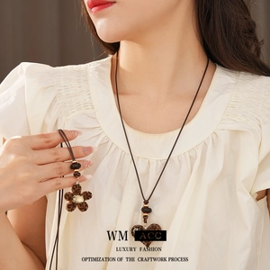 Collier rétro avec pendentif fleur et cœur en résine léopard sur cordon en cuir