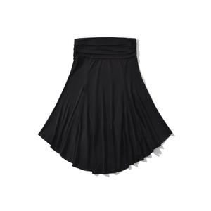 Vue détaillée d'une jupe sirène noire en tricot élégant avec drapé plissé sur fond blanc