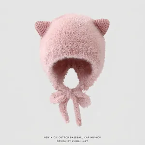 Dettaglio cappello di peluche rosa con orecchie da gatto e lacci regolabili per bambina