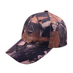 Vista laterale di un cappello da baseball con visiera curva e stampa mimetica foresta