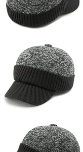 Dettaglio del berretto invernale in maglia con texture grigio mélange e bordo nero a coste