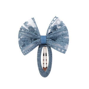 Détail du nœud papillon en dentelle bleue Morandi avec pince BB en métal enveloppé de coton