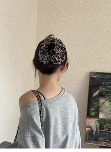 Nahaufnahme der Haarspange mit Leopardenmuster für einen eleganten Vintage-Look
