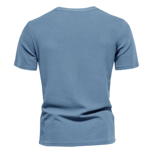 Vista posteriore di una T-shirt blu da uomo in maglia a nido d'ape su sfondo bianco