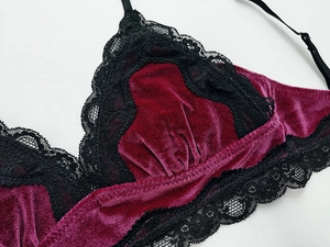 Gros plan détaillé de l'ensemble lingerie en velours bordeaux et dentelle noire