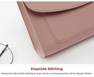Détail de la couture double renforcée sur les bords d'un sac en cuir rose