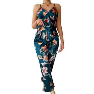 Pyjama deux pièces en satin pour femme avec débardeur col en V et pantalon fleuri sarcelle