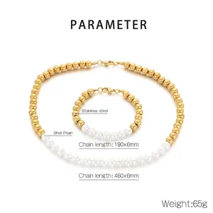 Vue détaillée de l'ensemble collier et bracelet en perles et acier doré 18 carats