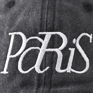 Berretto da baseball nero in cotone lavato con ricamo PARIS bianco e texture vintage usurata
