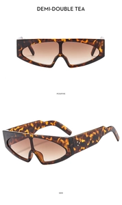 Detail of tortoise shell sunglasses with oversized frame and gradient tea lenses