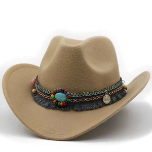 Détail d'un chapeau de cowboy en laine kaki avec pierre turquoise et sangle ethnique perlée