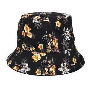 Détail du chapeau bob réversible avec imprimés tropicaux d'hibiscus et de palmiers