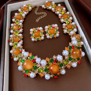 Nahaufnahme von Vintage-Blumenschmuckset mit orangefarbenen Steinen und Perlen in Samtbox