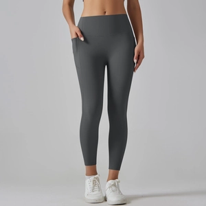 Detail van de antracietkleurige yoga legging met hoge taille en zijvak van matte stof